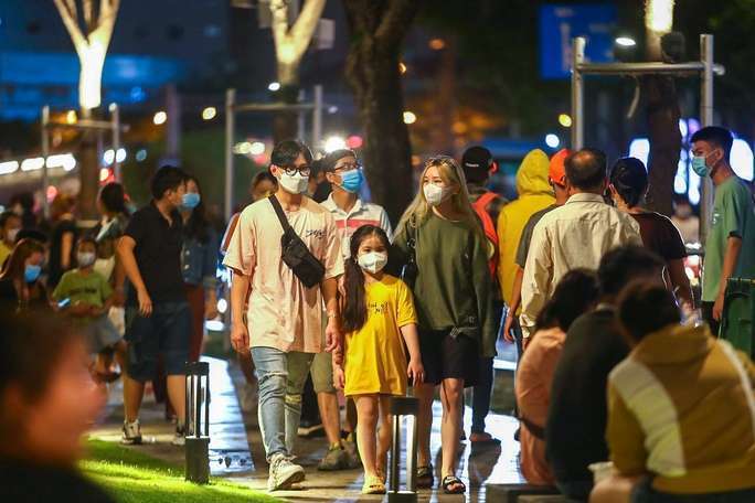 people-walking-at-park-bend-bach-dang-VIFUCO